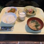 朝食:ご飯・わかめと油揚げの味噌汁・豆腐チャンプルー・かぼちゃのそぼろ煮・味付け海苔・牛乳