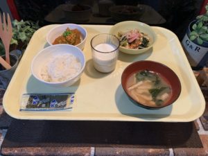朝食:ご飯・わかめと油揚げの味噌汁・豆腐チャンプルー・かぼちゃのそぼろ煮・味付け海苔・牛乳
