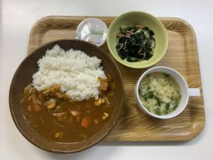 シーフードカレー・タマゴスープ・わかめサラダ・白ごまプリン